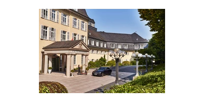 Hundehotel - keine Leinenpflicht im Hotel - Köln - Hotelanfahrt Haupteingang - Steigenberger Icon Grandhotel & Spa Petersberg