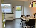 Ferienhaus mit Hund: Helle, freundliche, moderne Küche - Ferienhaus Sausalblick 