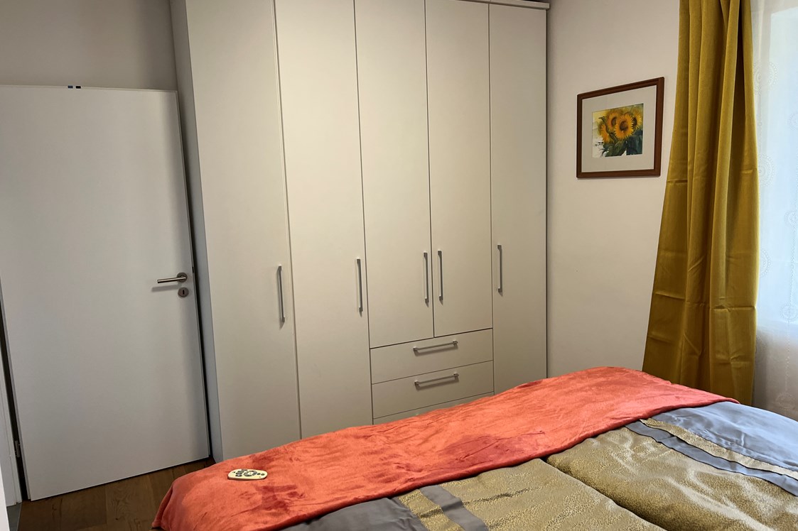 Ferienhaus mit Hund: Schlafzimmer mit großem Wandschrank - Ferienhaus Sausalblick 