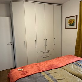 Ferienhaus mit Hund: Schlafzimmer mit großem Wandschrank - Ferienhaus Sausalblick 