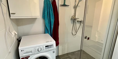 Hundehotel - Unterkunftsart: Einzelhaus - moderne, große Dusche, Waschmaschine - Ferienhaus Sausalblick