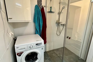 Ferienhaus mit Hund: moderne, große Dusche, Waschmaschine - Ferienhaus Sausalblick 