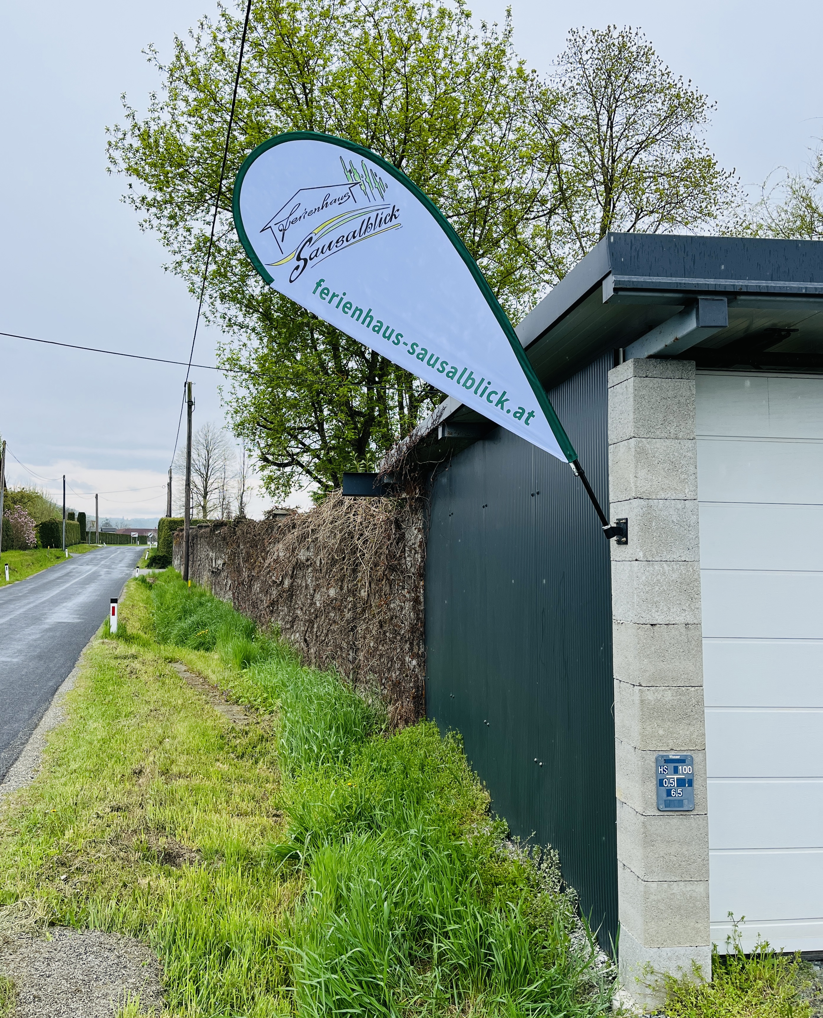 Ferienhaus mit Hund: Garage mit Flagge - Ferienhaus Sausalblick 