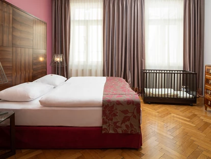 Hundehotel - Unterkunftsart: Hotel - Baden (Baden) - Schlafzimmer Grande Suite mit Babybett - APPARTEMENT-HOTEL AN DER RIEMERGASSE