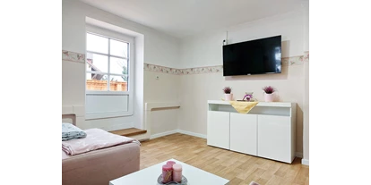 Hundehotel - Mikrowelle - Ostbayern - Wohnzimmer 2 mit Ausgang zum Balkon - Lienlasmühle