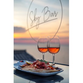 Urlaub-mit-Hund: Sky Bar- taras widokowy na dachu hotelu z pięknymi widokami na zachody słońca. - Max Health Resort Spa
