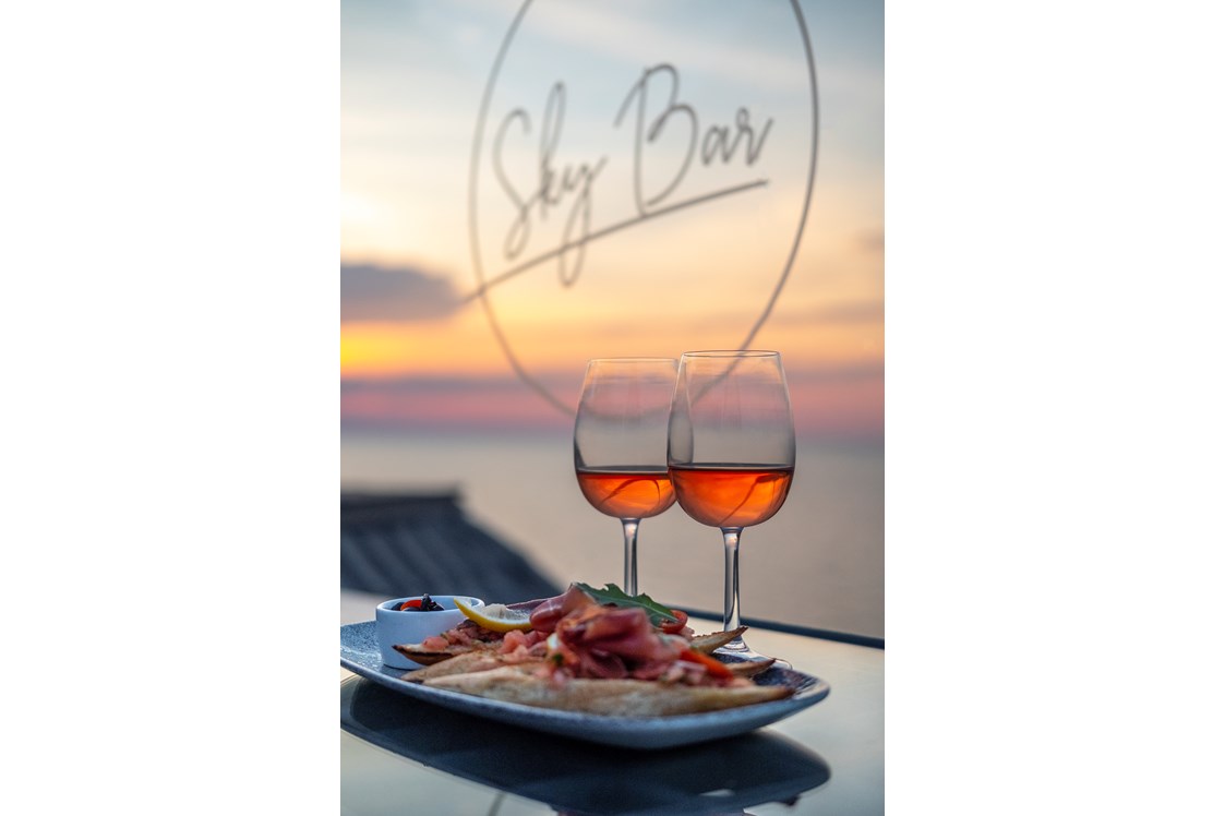 Urlaub-mit-Hund: Sky Bar- taras widokowy na dachu hotelu z pięknymi widokami na zachody słońca. - Max Health Resort Spa