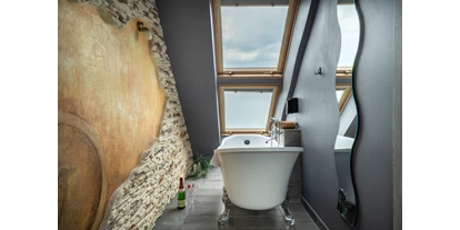Hundehotel - Trink-/Fressnapf: im Zimmer - Westpommern - Posiadamy kilka pokoi wyposażonych w wannę.  - Max Health Resort Spa