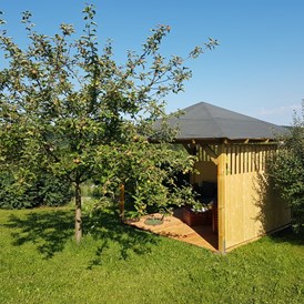 Ferienhaus mit Hund: Großer Garten mit überdachtem Pavillon und Obstbäumen - Ferienhaus "Traudl"
