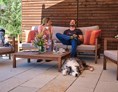 Urlaub-mit-Hund: Kaffee und hausgemachte Kuchen auf der Sonnenterrasse - Hotel Schranz 