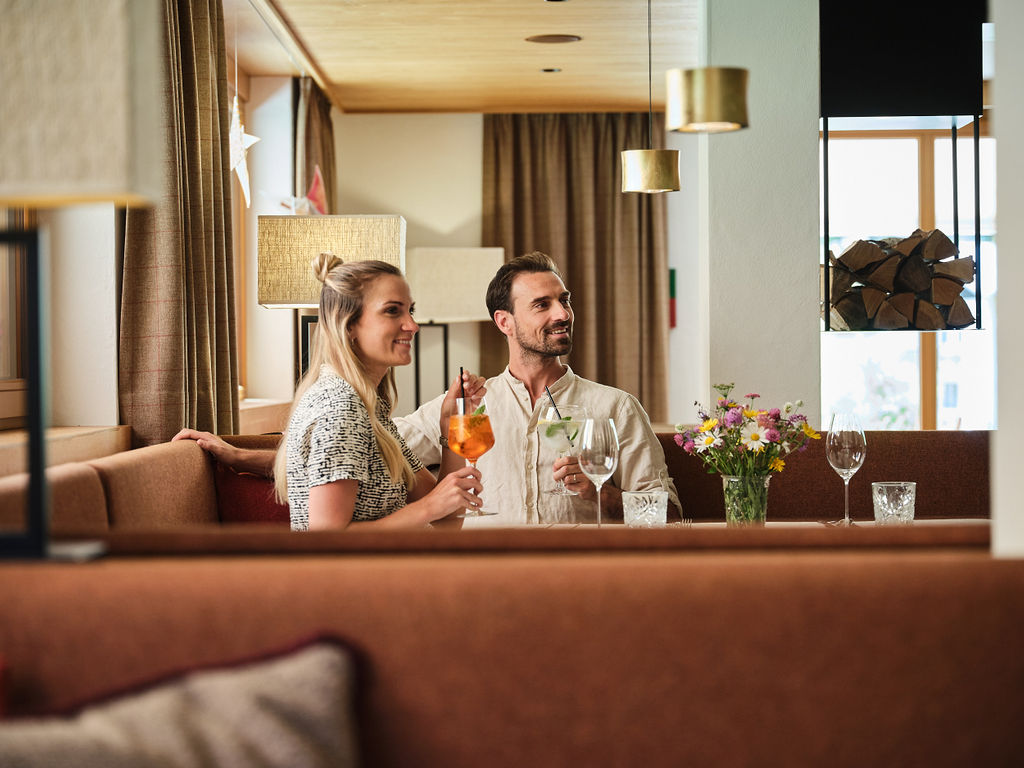 Urlaub-mit-Hund: Gemütliche Kaminlounge - Hotel SUNORA