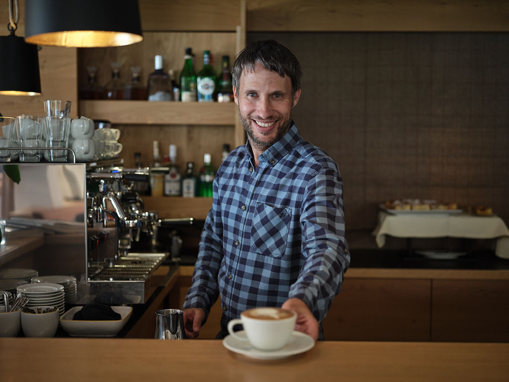 Urlaub-mit-Hund: Kaffeegenuss in der Kaminlounge - Hotel SUNORA