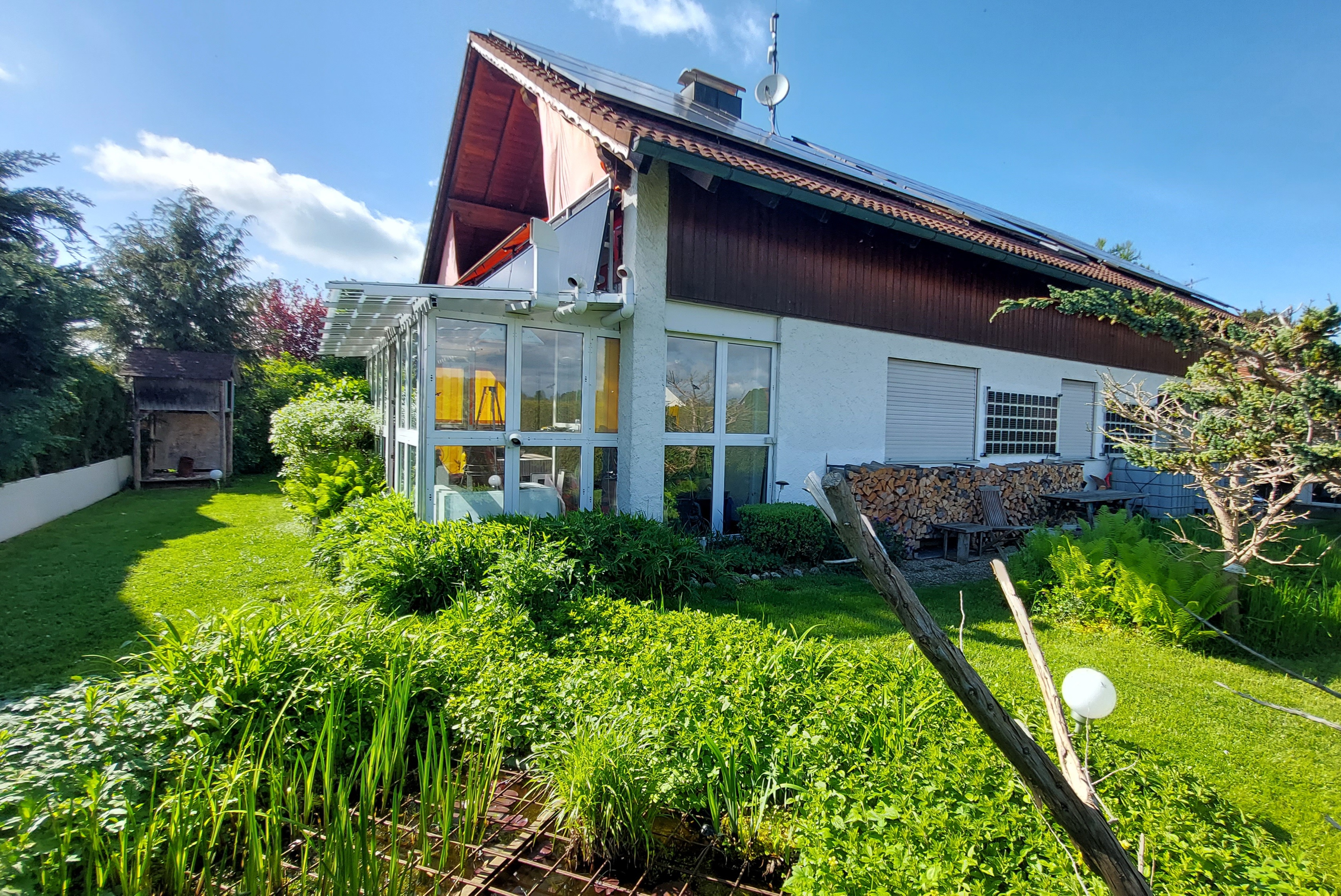 Ferienhaus mit Hund: Grosser voll eingezäunter Garten mit grossem Wintergarten / Terrasse wo die Hunde auch außerhalb der Erdgeschosswohnung mit Hundebett verweilen sowie ein und aus können! - GRAND APARTMENT ALLGAEU . max 12 Pers 130 qm Ferienhaus FeWo Kinder Hunde 800 qm Garten eingezaeunt