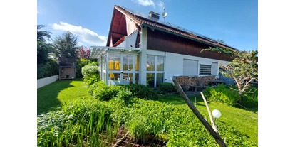 Hundehotel - Wäschewechsel - Jungholz - Grosser voll eingezäunter Garten mit grossem Wintergarten / Terrasse wo die Hunde auch außerhalb der Erdgeschosswohnung mit Hundebett verweilen sowie ein und aus können! - GRAND APARTMENT ALLGAEU . max 12 Pers 130 qm Ferienhaus FeWo Kinder Hunde 800 qm Garten eingezaeunt