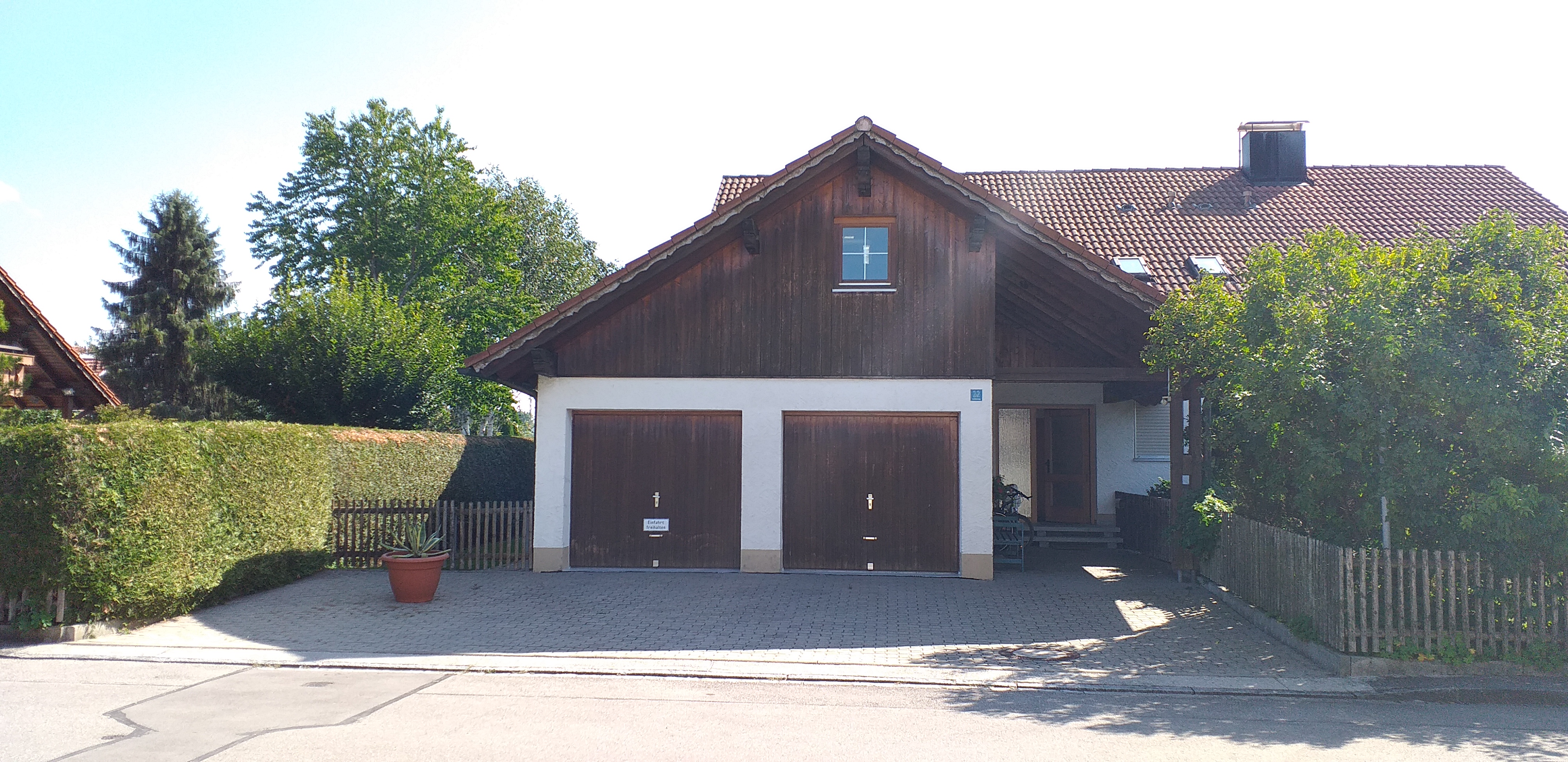 Ferienhaus mit Hund: ausreichend genug Stellplätze für Autos und Anhänger kostenfrei bereit vorhanden! - GRAND APARTMENT ALLGAEU . max 12 Pers 130 qm Ferienhaus FeWo Kinder Hunde 800 qm Garten eingezaeunt