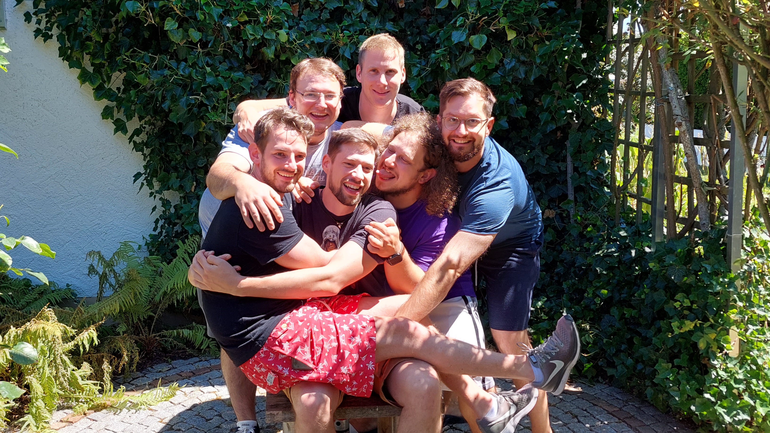 Ferienhaus mit Hund: Freunde miteinander untereinander zu vielseitigen Anlässen - feiern . wohlfühlen . geniessen . Spass und Freude erleben . exklusiv im Ferienhaus mit grossem Garten . past perfekt! - GRAND APARTMENT ALLGAEU . max 12 Pers 130 qm Ferienhaus FeWo Kinder Hunde 800 qm Garten eingezaeunt