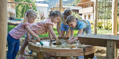 Hundehotel - in einer Ferienanlage/Wohnanlage - Großarl - Das Dorf in der Stadt - Holzspielplatz für die Kleinen - Das Dorf in der Stadt