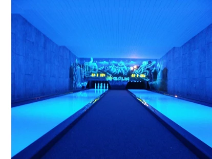 Hundehotel - Trink-/Fressnapf: an der Rezeption - Schruns - Moon-Light-Kegelbahn Montafon  - Relax und Vitalhotel Adler