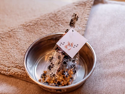 Hundehotel - Trink-/Fressnapf: an der Rezeption - Schruns - Selbstgemachte Leckeri für Fellnasen  - Relax und Vitalhotel Adler