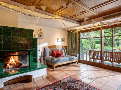 Hundehotel - Trink-/Fressnapf: an der Rezeption - Schruns - Kaminhalle  - Relax und Vitalhotel Adler