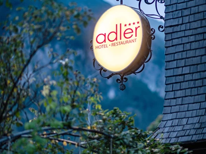 Hundehotel - Trink-/Fressnapf: an der Rezeption - Schruns - Aussenansicht  - Relax und Vitalhotel Adler