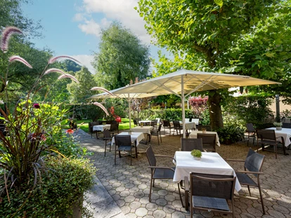 Hundehotel - Trink-/Fressnapf: an der Rezeption - Schruns - Hotelgarten  - Relax und Vitalhotel Adler