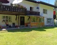 Ferienhaus mit Hund: Ferienwohnung im EG mit überdeckter Terrasse und grosser Wiese - Ferienwohnung "In da Brünst"