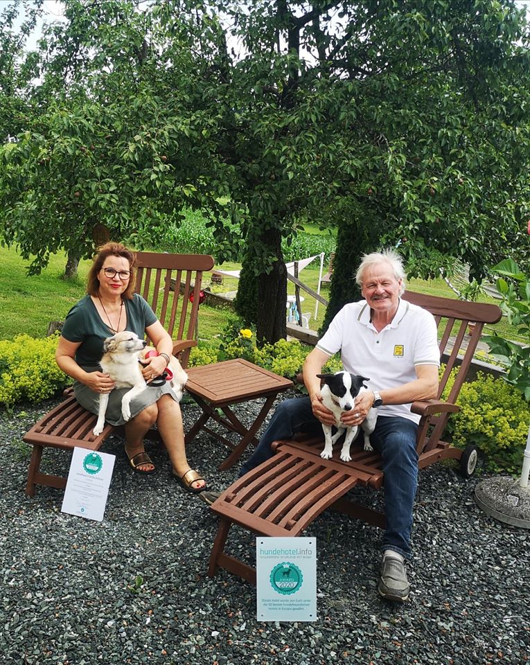Urlaub-mit-Hund: Im weitläufigen Garten mit Award ( seit 2020- 2026  jährlich gewonnen!) - FerienAPPARTEMENTS Landhaus FühlDichWohl - Urlaub mit Hund