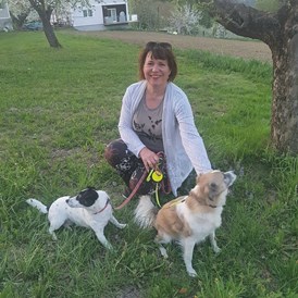Urlaub-mit-Hund: Pamela mit Ihren beiden Hündinnen Tiffy und Coco - Landhaus FühlDichWohl- Boutique Hotel