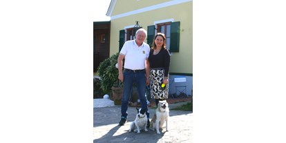 Hundehotel - PLZ 8075 (Österreich) - Bei uns sind Zwei- und Vierbeiner willkommen
Eure Gastgeber im FühlDIchWohl- Pamela und Klaus sowie Tiffy und Coco - Landhaus FühlDichWohl- Boutique Hotel