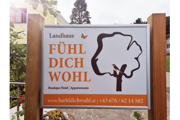 Urlaub-mit-Hund: Herzlich willkommen -( Tafel am Parkplatz) - Landhaus FühlDichWohl- Boutique Hotel