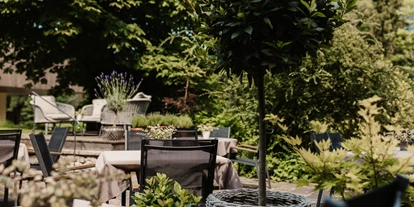 Hundehotel - Pools: Schwimmteich - Terrasse  - Naturhotel Schütterbad