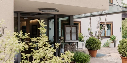Hundehotel - Pools: Schwimmteich - Naturhotel Schütterbad