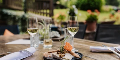 Hundehotel - Pools: Schwimmteich - Terrasse - Naturhotel Schütterbad