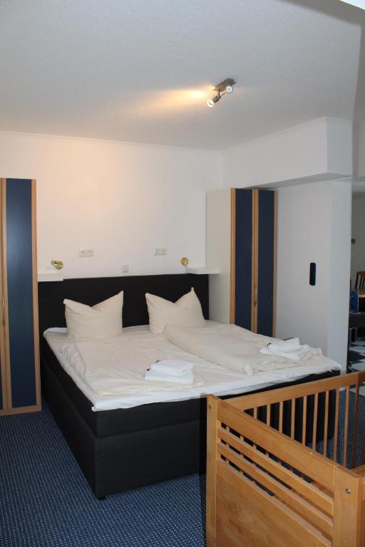 Urlaub-mit-Hund: Beispielfoto Schlafzimmer mit Babybett - NordseeResort Hotel&Suite Arche Noah