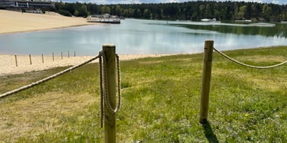 Hundehotel - Pools: Schwimmteich - Privater Hundestrand am Badesee - zum Planschen, Buddeln und Toben - Bernsteinsee Hotel & Ferien