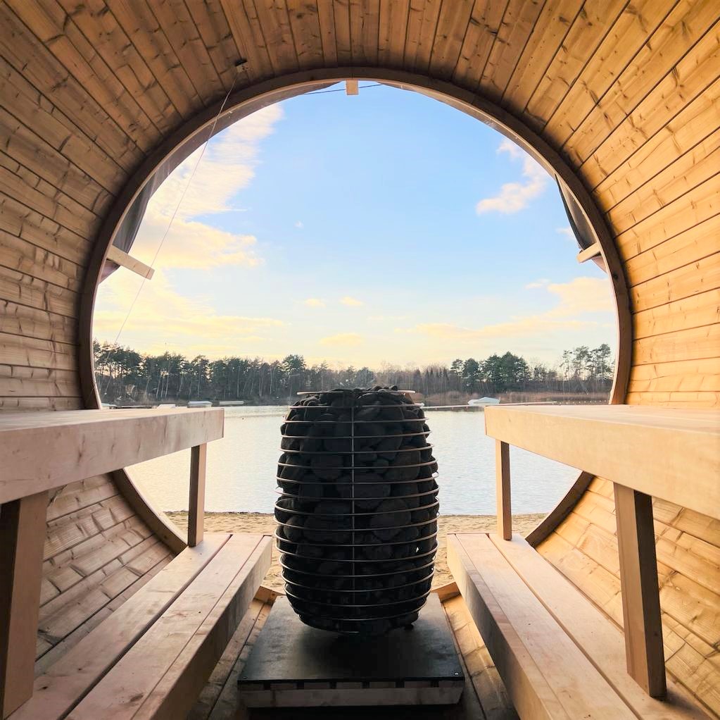 Urlaub-mit-Hund: Panorama-Fasssauna direkt am Strand verfügbar - zur Exklusivnutzung für 1 bis 4 Personen - Bernsteinsee Hotel & Ferien - Wasser | Wellness