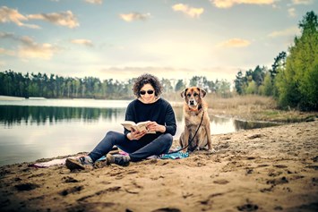 Urlaub-mit-Hund: Enspannung am kristallklaren Badesee - Bernsteinsee Hotel & Ferien