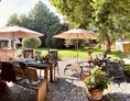 Ferienhaus mit Hund: Landhaus Chalet für 2 Personen
Terrasse mit Garten im Sommer - Das MUSSEA Landhaus Chalet & Scheunenloft
