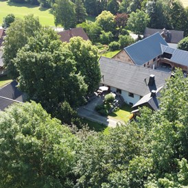 Ferienhaus mit Hund: Blick in den Garten unseres Landhaus Chalets - im Hintergrund das Dach unseres Scheunenlofts - Das MUSSEA Landhaus Chalet & Scheunenloft