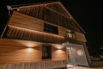 Ferienhaus mit Hund: Scheunenloft - bis 4 Personen 
Eingangsbereich mit Fassade bei Nacht - Das MUSSEA Landhaus Chalet & Scheunenloft