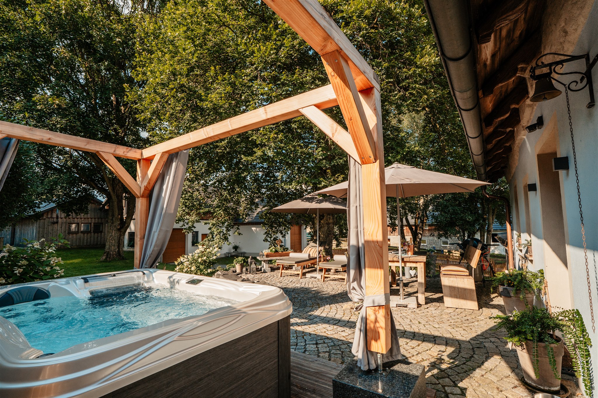 Ferienhaus mit Hund: Landhaus Chalet für 2 Perseonen - neu gestaltete Terrasse mit Whirlpool - Das MUSSEA Landhaus Chalet & Scheunenloft