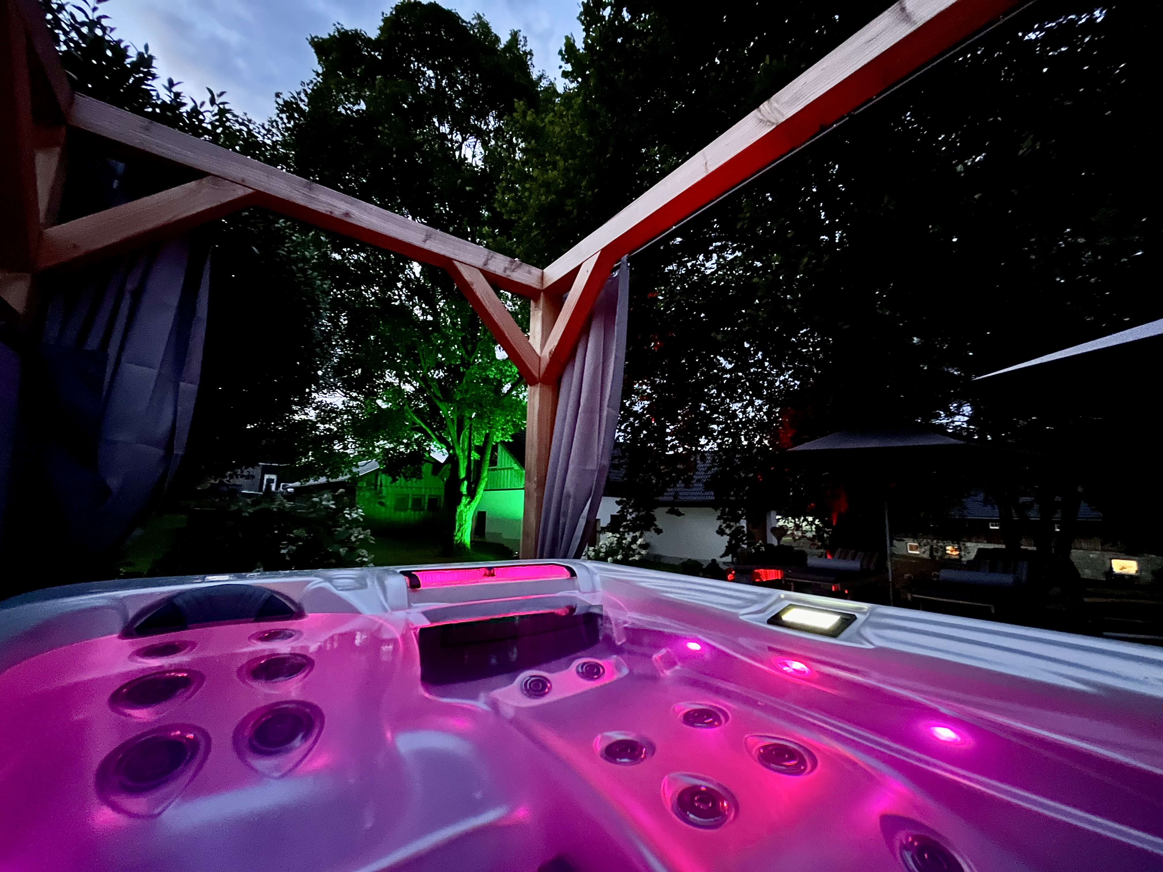 Ferienhaus mit Hund: Landhaus Chalet für 2 Personen - Farbenzauber auf der Terrasse - Das MUSSEA Landhaus Chalet & Scheunenloft