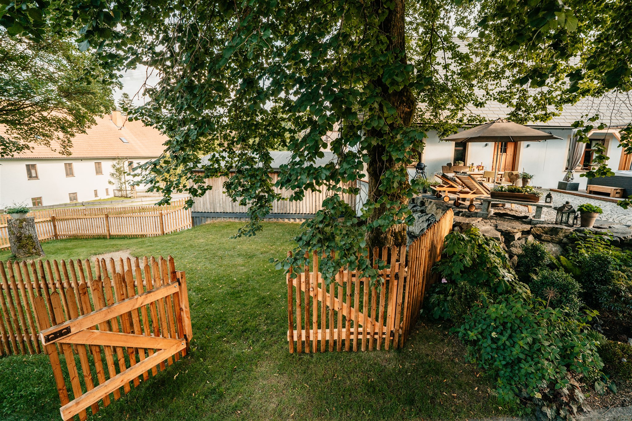 Ferienhaus mit Hund: Landhaus Chalet für 2 Personen - 1,40 Meter hoch eingezäunte Flitzewiese für die Hunde - Das MUSSEA Landhaus Chalet & Scheunenloft