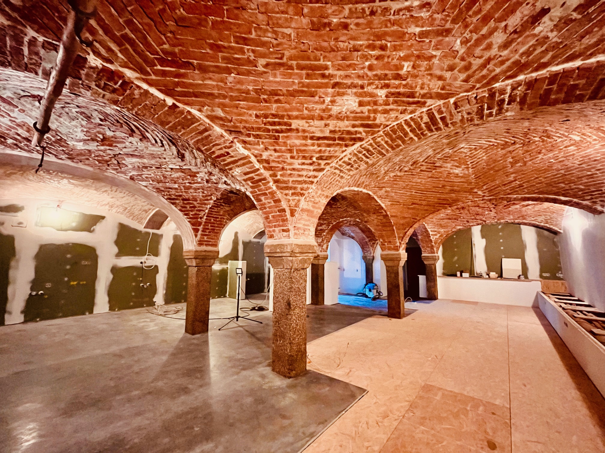 Ferienhaus mit Hund: Unser Gewölbe "in der Mache" - ein ehemaliger Kuhstall - Das MUSSEA Landhaus Chalet & Scheunenloft