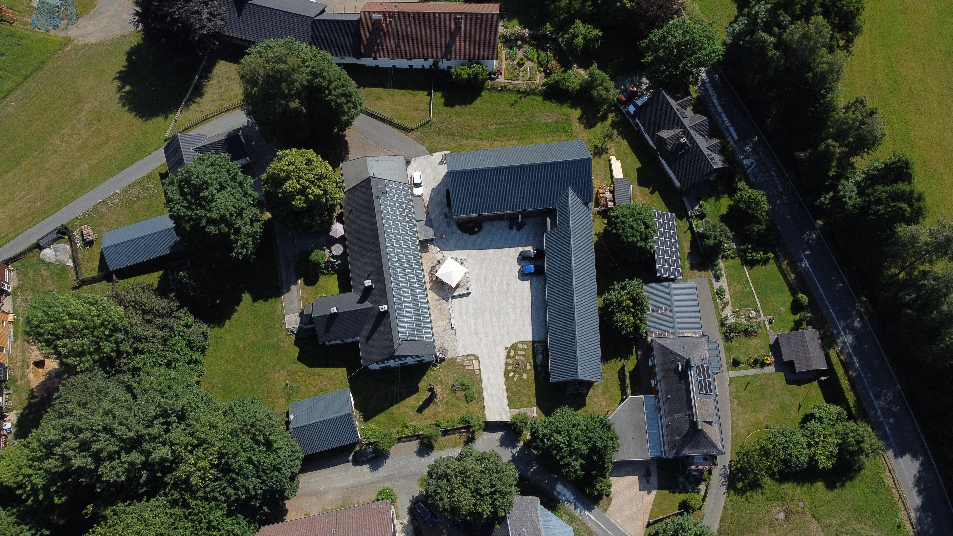 Urlaub-mit-Hund: Unser Hof von oben - links der Landhaus-Garten quer in der Mitte das Scheunenloft - Das MUSSEA