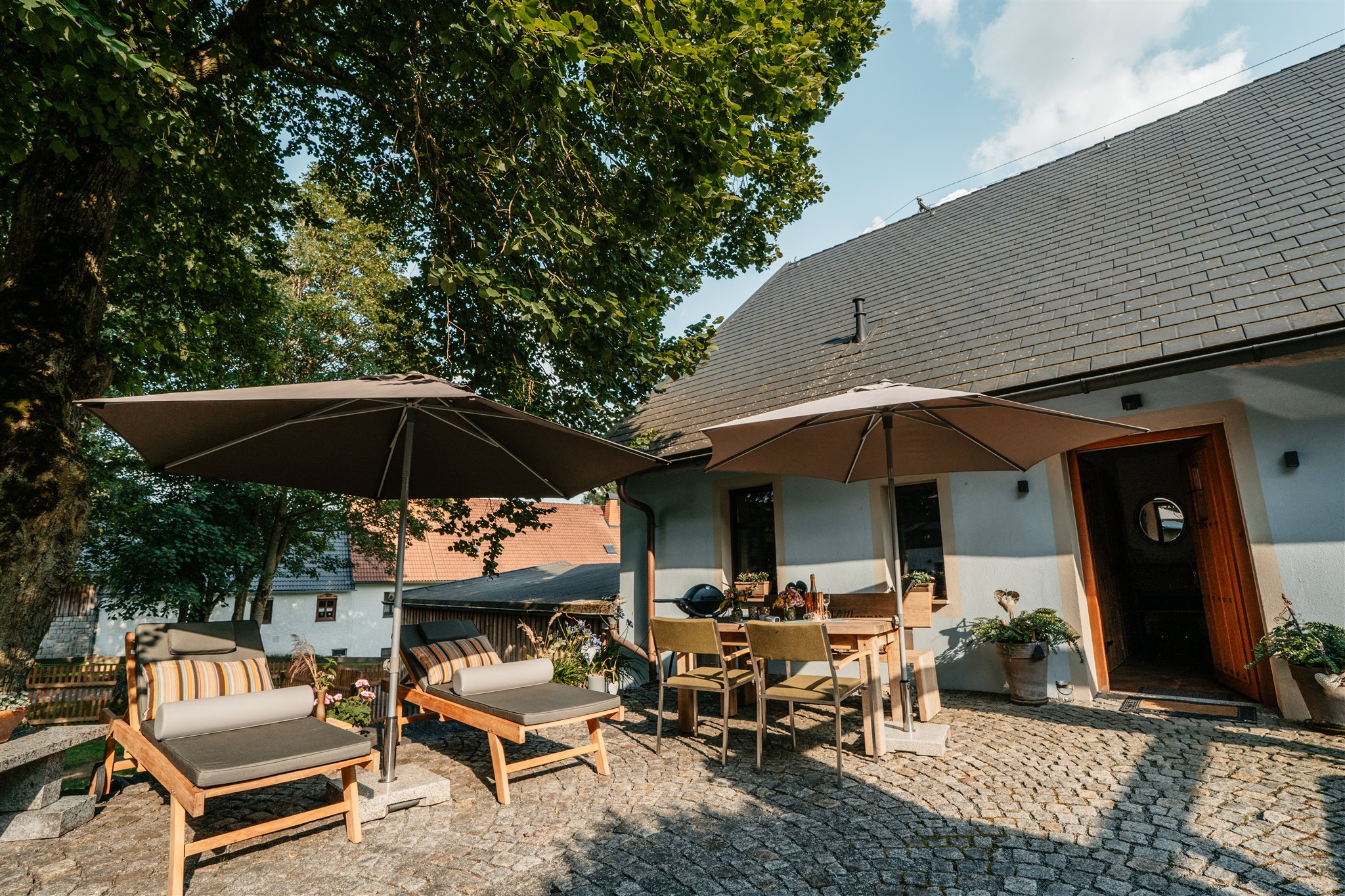Urlaub-mit-Hund: Landhaus Chalet für 2 Personen - bequeme Liegen und Sitzgelegenheit mit Gasgrill (April bis November) - Das MUSSEA