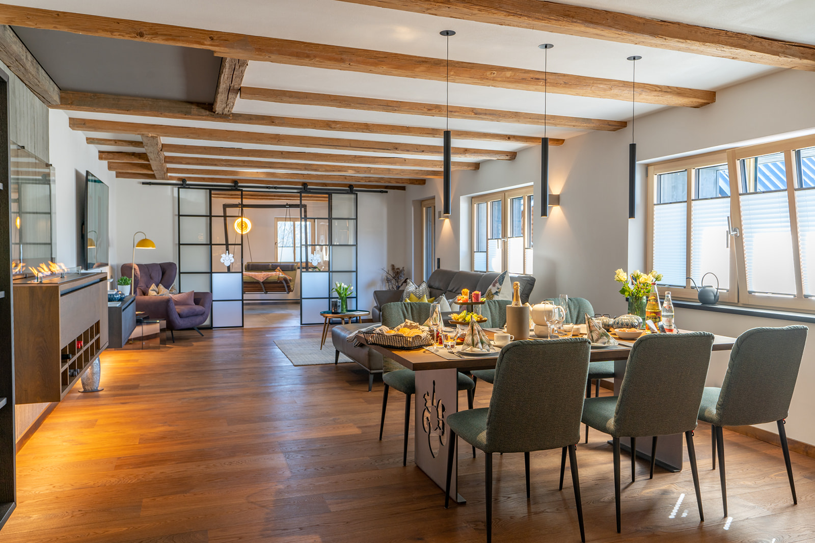 Urlaub-mit-Hund: Scheunenloft - bis 4 Personen 
Essen/Wohnen mit Durchgang zur Wellness - Das MUSSEA Landhaus Chalet, Scheunenloft & Genussgewölbe
