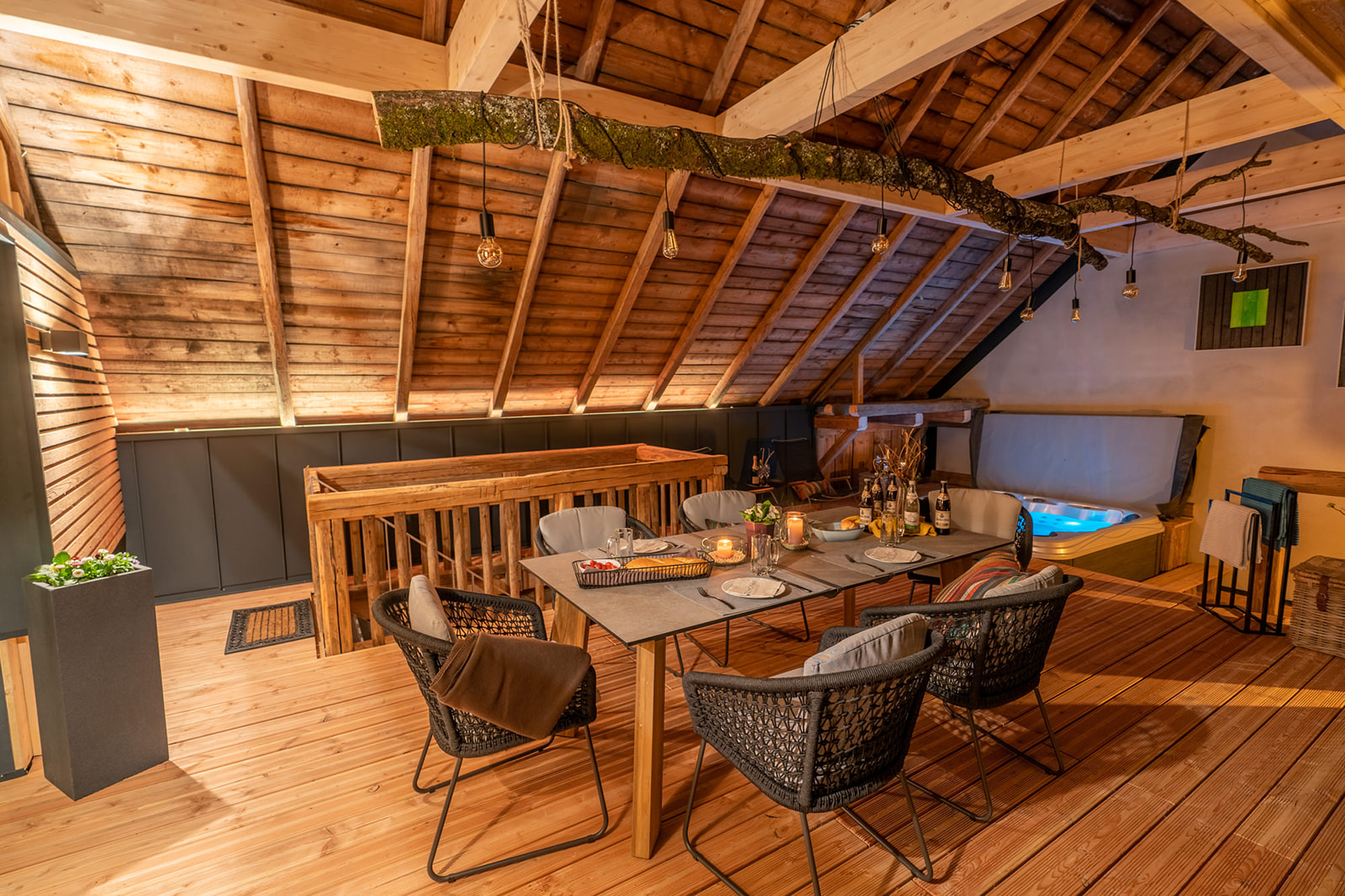 Urlaub-mit-Hund: Scheunenloft - bis 4 Personen 
Dachloggia am Abend - Das MUSSEA Landhaus Chalet, Scheunenloft & Genussgewölbe