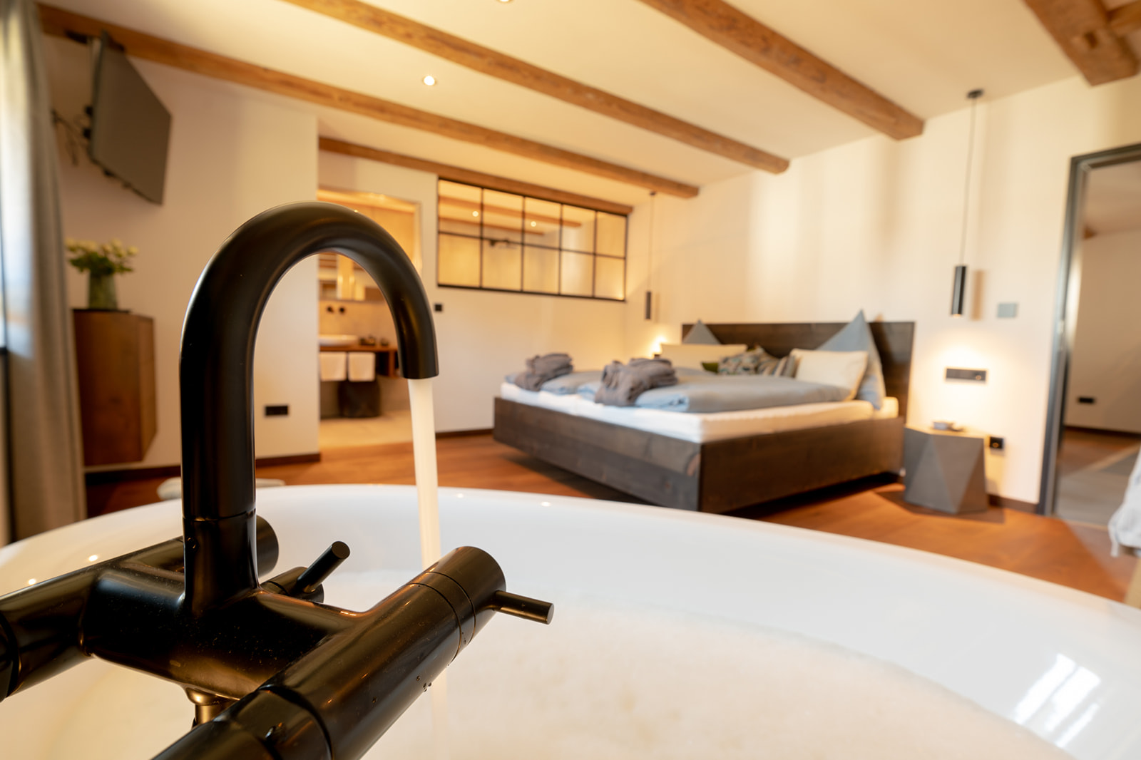 Urlaub-mit-Hund: Scheunenloft - bis 4 Personen 
Hauptschlafzimmer mit Bad én Suite - Das MUSSEA Landhaus Chalet, Scheunenloft & Genussgewölbe